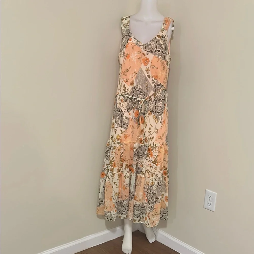 Elegant Floral Maxi Dress in Peach and Cream - Picture 1 of 7